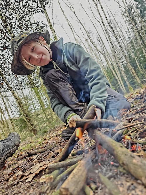 Kind steekt een klein vuurtje